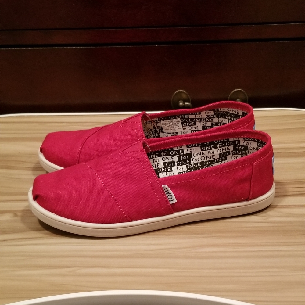 TOMS Flat Shoes in Red size 7